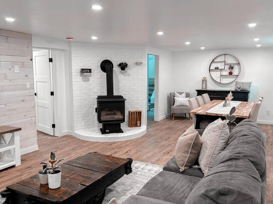 The Victoria Suite In Elora- King Bed Exterior foto